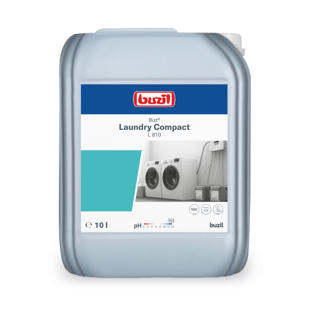 Illustré est un grand récipient de 10 litres avec Buzil Buz® Laundry Compact L 810 Détergent liquide hautement concentré de BUZIL-WERK Wagner GmbH & Co. KG. Il est doté d'une étiquette bleu-blanc avec des illustrations de machines à laver industrielles, soulignant son aptitude pour l'entretien textile professionnel. Les informations sur le pH et les COV sont également indiquées sur l'étiquette.