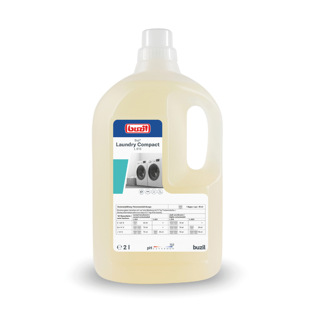 Eine große Kunststoffflasche Buzil Buz® Laundry Compact L 810 Hochkonzentriertes Flüssigwaschmittel mit Tragegriff, ideal für die professionelle Textilpflege von BUZIL-WERK Wagner GmbH & Co. KG. Das Etikett enthält Produktdetails und Hinweise. Im Inneren entfaltet die hellgelbe Flüssigkeit eine konzentrierte Reinigungsleistung.