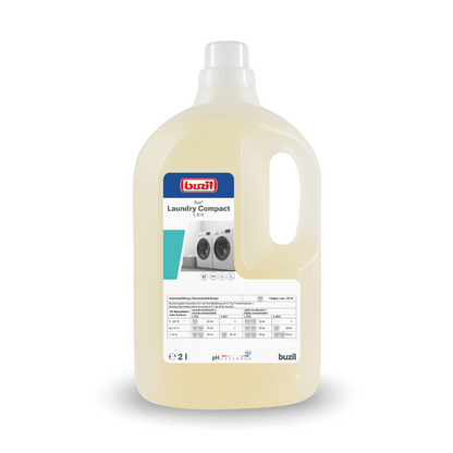 Une grande bouteille en plastique Buzil Buz® Laundry Compact L 810 Détergent liquide hautement concentré avec poignée, idéal pour l'entretien textile professionnel de BUZIL-WERK Wagner GmbH & Co. KG. L'étiquette contient des détails sur le produit et des instructions. À l'intérieur, le liquide jaune pâle déploie une puissance de nettoyage concentrée.