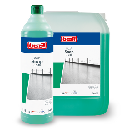 Deux conteneurs de produits de nettoyage sont présentés. Au premier plan se trouve une haute bouteille avec un liquide vert portant l'inscription « Buzil Buz® Soap G 240 Entretien de nettoyage à base de savon, idéal pour le nettoyage des sols, de BUZIL-WERK Wagner GmbH & Co. KG ». À l'arrière-plan, un conteneur rectangulaire plus grand avec la même étiquette est visible. Les deux conteneurs arborent fièrement le logo rouge et bleu.