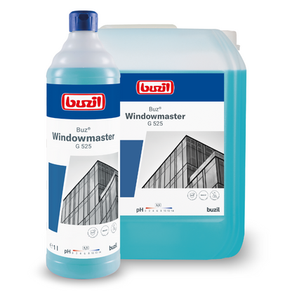 Une bouteille et un grand conteneur de Buzil Buz® Windowmaster G 525 concentré nettoyant pour vitres et fenêtres de BUZIL-WERK Wagner GmbH & Co. KG se distinguent par une formule à séchage rapide. Les étiquettes montrent une façade de bâtiment avec des fenêtres et indiquent un pH de 9,5. Les deux sont remplis de liquide bleu promettant un effet anti-salissure amélioré.
