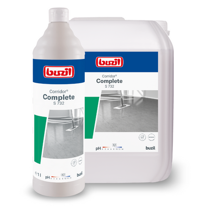 Présentés sont une grande bouteille et un récipient avec Buzil Corridor® Complete S 732 émulsion multi-usages nettoyant de surface, développé pour les revêtements de sol résistants à l'eau. Les deux sont munis d'étiquettes avec le nom du produit et une image de sol. La bouteille contient une échelle de mesure et les deux affichent des informations sur le pH, soulignant la formule de l'émulsion multi-usages.