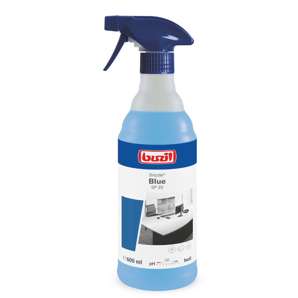 Un flacon pulvérisateur de 600 ml du nettoyant de surface Buzil Drizzle® Blue SP 20 avec une buse bleue est étiqueté avec l'image d'un comptoir de cuisine monochrome. L'étiquette souligne la compatibilité des matériaux pour un nettoyage efficace et porte la marque de BUZIL-WERK Wagner GmbH & Co. KG.
