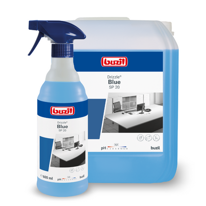 Deux conteneurs avec le nettoyant de surface prêt à l'emploi Buzil Drizzle® Blue SP 20 avec bloqueur d'odeurs de BUZIL-WERK Wagner GmbH & Co. KG sont exposés. Le plus petit est un flacon pulvérisateur de 600 ml, tandis que le plus grand est un conteneur de recharge. Les deux montrent une image d'un bureau et des informations sur le produit, mettant en évidence la compatibilité des matériaux, le pH et les instructions d'utilisation pour une performance de nettoyage optimale.