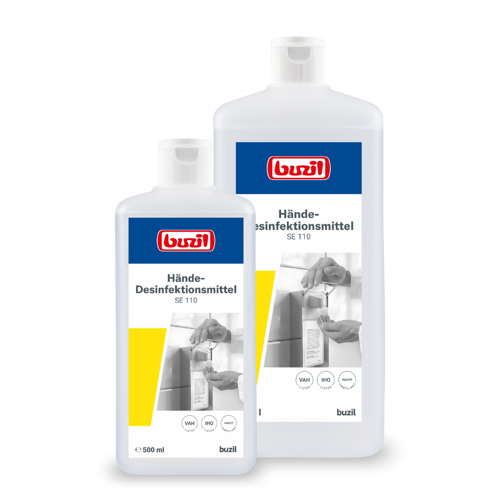 Deux bouteilles de « Buzil Désinfectant pour les mains SE 110, prêt à l'emploi » de BUZIL-WERK Wagner GmbH & Co. KG en tailles de 500 ml et 1 L, avec une étiquette montrant une personne utilisant le désinfectant. Le texte allemand souligne les propriétés respectueuses de la peau et bactéricides et contient plusieurs symboles de certification.