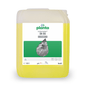 Un récipient de 10 litres avec Buzil Indumaster® IR 55 P 950, un nettoyant industriel universel écologique. Le bidon transparent contient un liquide jaune avec une étiquette blanche accentuée de vert, sur laquelle sont représentées des images de gouttes d'eau et de tuyaux industriels, et où le nom de la marque « BUZIL-WERK Wagner GmbH & Co. KG » est clairement visible.