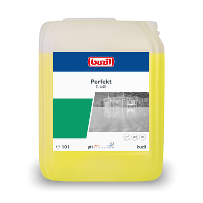 Un conteneur de 10 litres du nettoyant intensif alcalin Buzil Perfekt G 440 conçu pour les surfaces contenant de l'huile et de la graisse est orné du logo rouge et blanc de BUZIL-WERK Wagner GmbH & Co. KG. L'étiquette montre, à côté du nom du produit, une image d'un sol propre et brillant. Le conteneur est partiellement rempli d'un liquide jaune.