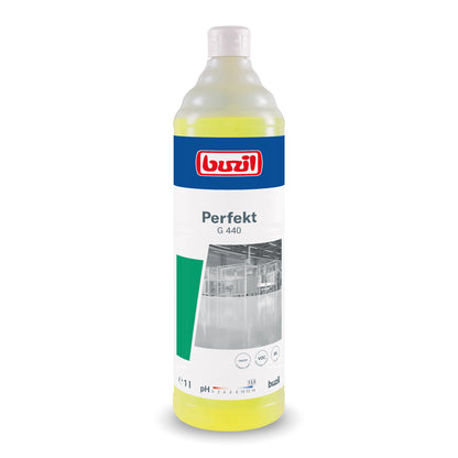 Une bouteille de 1 litre de nettoyant intensif alcalin Buzil Perfekt G 440 pour sols de BUZIL-WERK Wagner GmbH & Co. KG est parfaite pour le traitement des surfaces contenant de l'huile et de la graisse. L'étiquette combine des accents bleus, blancs et verts avec une image de salle blanche, montrant le pH et des symboles d'utilisation, et est fermée avec un bouchon blanc.