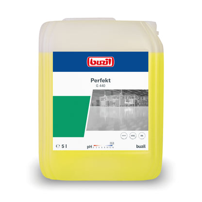 Un conteneur de 5 litres de nettoyant intensif alcalin Buzil Perfekt G 440 pour sols, fabriqué par BUZIL-WERK Wagner GmbH & Co. KG. L'étiquette met en avant le nom du produit, le volume et une image en niveaux de gris d'un environnement industriel. Ce conteneur de nettoyant pour sols est jaune avec une étiquette blanc-vert et idéal pour le traitement des surfaces tenaces.