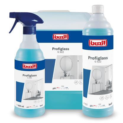 L'image montre trois récipients avec le nettoyant pour vitres et surfaces prêt à l'emploi Buzil Profiglass G 522 de BUZIL-WERK Wagner GmbH & Co. KG, à gauche un flacon pulvérisateur, derrière un bidon et à droite une bouteille haute. Chaque récipient est muni d'une étiquette bleue mettant en avant la capacité du nettoyant à créer une brillance sans traces et à éliminer les résidus graisseux des surfaces vitrées.