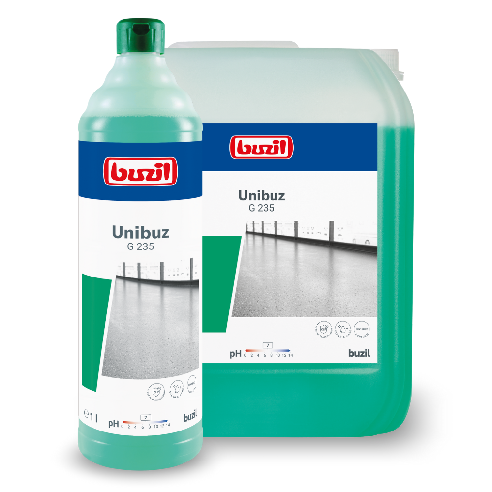 Sur un grand conteneur vert et une bouteille verte, tous deux portant l'inscription « Buzil Unibuz G 235 Entretien de sol à base de polymères solubles dans l'eau » de BUZIL-WERK Wagner GmbH & Co. KG, on peut voir une photo d'un sol sans tache. Le texte d'accompagnement souligne la neutralité du pH et la « propreté sans traces », avec des symboles indiquant des propriétés de nettoyage renforcées par des polymères solubles dans l'eau.