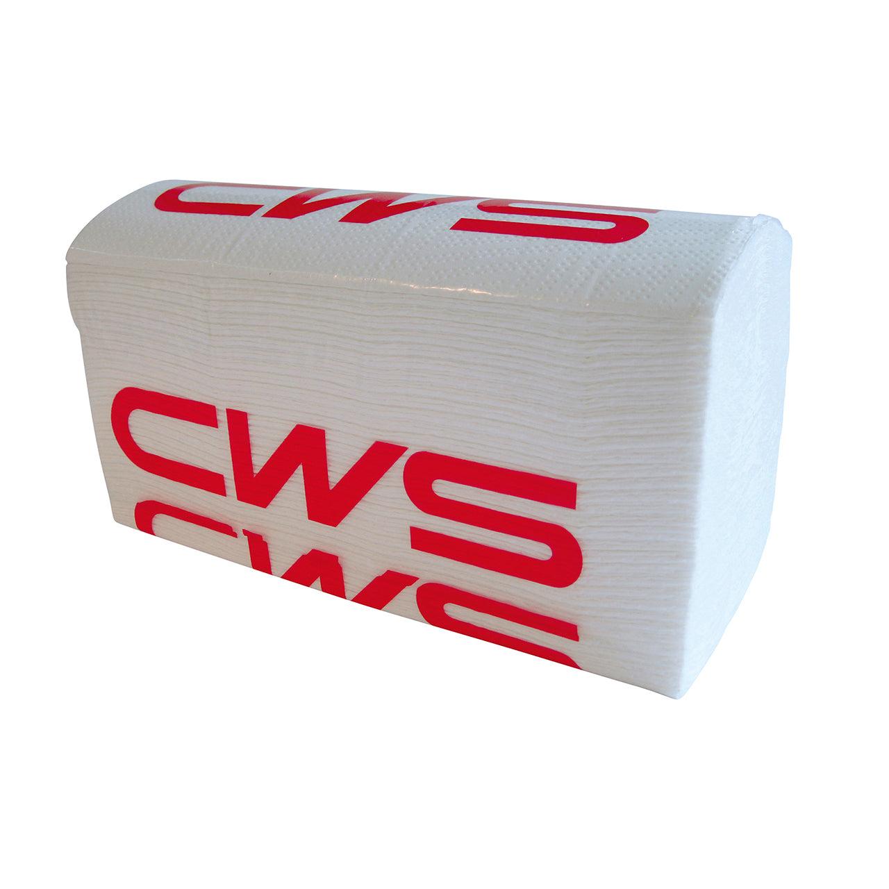 Une pile de papier plié CWS en zigzag, cellulose, pliage en M, 3 couches, blanc éclatant, avec l'inscription "CWS" en lettres rouges grasses sur le côté, illustrée sur fond blanc. Emballage : 20 pièces par carton. Marque : CWS.
