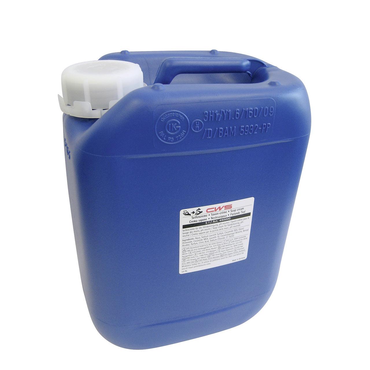 Un bidon CWS bleu de 5L en plastique avec un bouchon à vis blanc et une poignée contient de la crème de savon liquide pour les mains CWS. Le récipient a une étiquette blanche rectangulaire avec du texte et des symboles sur le devant.