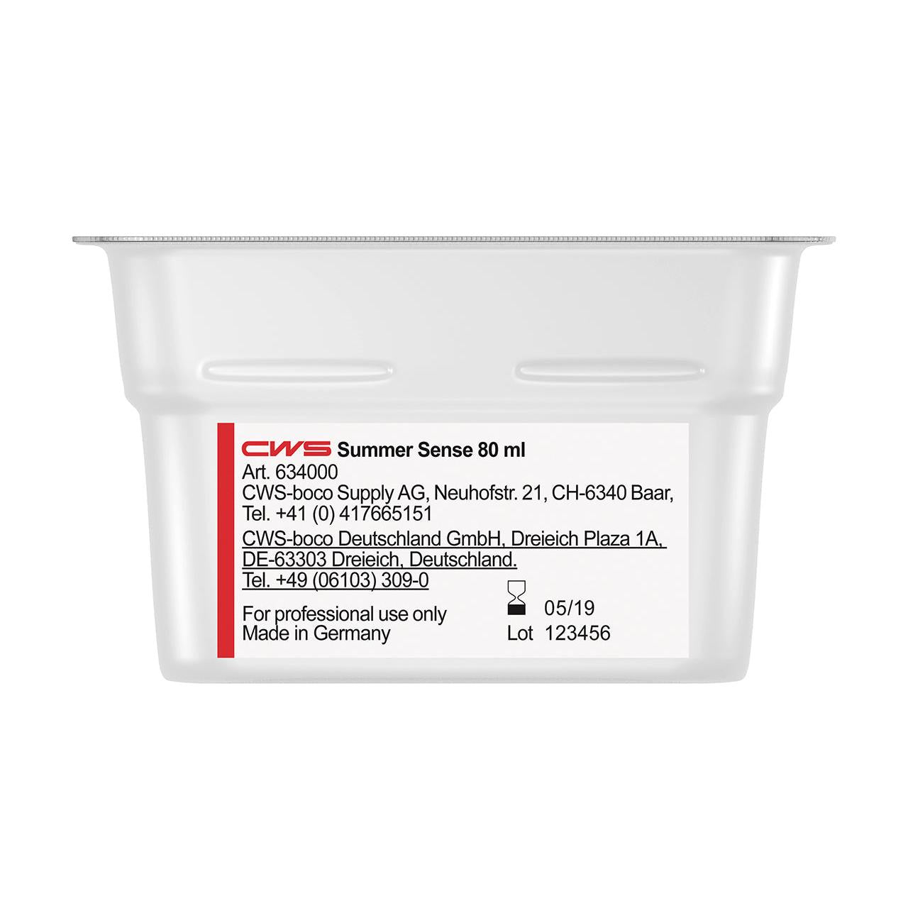 Un conteneur blanc de 80 ml avec l'inscription "CWS ParadiseLine Parfum pour salle de bain pour diffuseur de parfum Paradise Air Bar" de CWS. Contient des informations sur le produit, des contacts de fabricants en Suisse et en Allemagne, date d'expiration 05/19, lot 123456. Uniquement pour un usage professionnel.