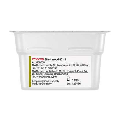 Gros plan d'un conteneur CWS ParadiseLine Parfum pour salle de bain pour diffuseur de parfum Paradise Air Bar avec les informations du fabricant, les coordonnées, le numéro de lot et la date d'expiration sur l'étiquette. Uniquement pour un usage professionnel.