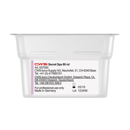 Un conteneur en plastique blanc de 80 ml avec l'inscription "CWS ParadiseLine Parfum pour salle de bain pour diffuseur de parfum Paradise Air Bar" de CWS, avec des coordonnées, lot 123456, date 05/19, "Fabriqué en Allemagne" et "Uniquement pour un usage professionnel".