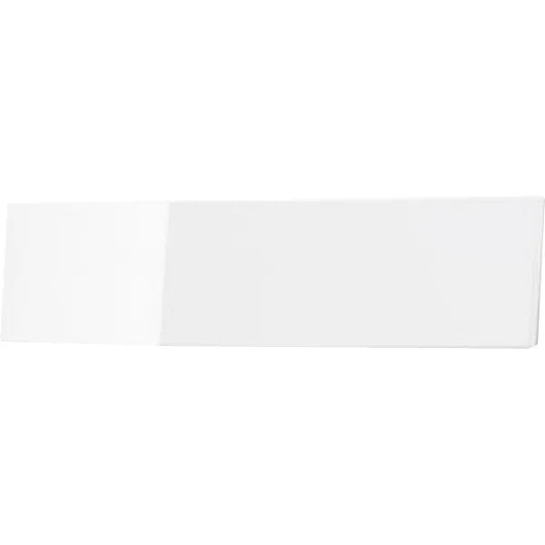 Un carreau en céramique blanc rectangulaire avec une surface brillante, photographié sur un fond blanc simple. Sa surface lisse et réfléchissante rappelle le design élégant du panneau avant CWS pour papier toilette Paradise de CWS.