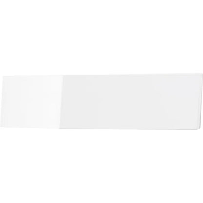 Un carreau en céramique blanc rectangulaire avec une surface brillante, photographié sur un fond blanc simple. Sa surface lisse et réfléchissante rappelle le design élégant du panneau avant CWS pour papier toilette Paradise de CWS.