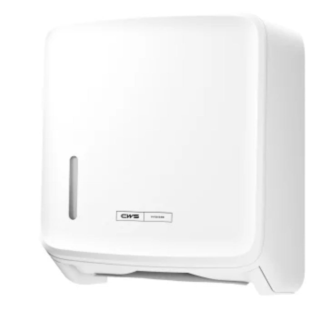 Le distributeur de papier plié CWS PureLine | Pack (1 pièce) de CWS est un distributeur mural blanc avec une fenêtre frontale et une fente inférieure, garantissant un stockage hygiénique et une apparence moderne.