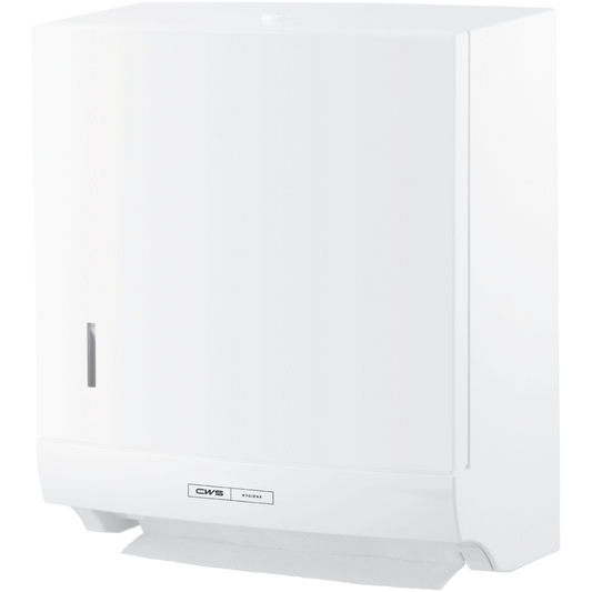 Der CWS ParadiseLine Faltpapierhandtuchspender Paper Slim, weiß, mit Druckknopf überzeugt durch sein schlankes, rechteckiges Design. Das CWS-Logo ist vorne sichtbar und ein Papierblatt ragt unten für hygienische Bedienung heraus.