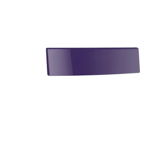 Un bloc rectangulaire brillant, violet foncé, avec des bords arrondis, semblable au panneau avant CWS pour papier toilette Paradise de CWS, est situé en haut à gauche sur un fond uni blanc.