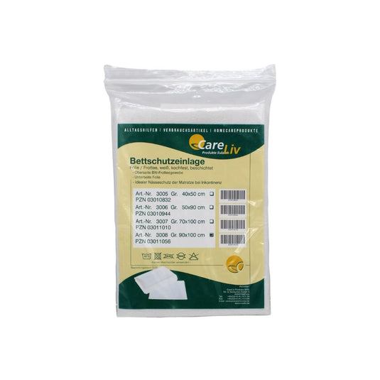Une alèse CareLiv scellée, 90 x 100 cm, film plastique/tissu éponge (blanc), de la marque CareLiv Produkte OHG, destinée à l'incontinence, avec les informations sur le produit et les références figurant sur une étiquette allemande jaune et blanche. L'emballage contient 1 pièce.