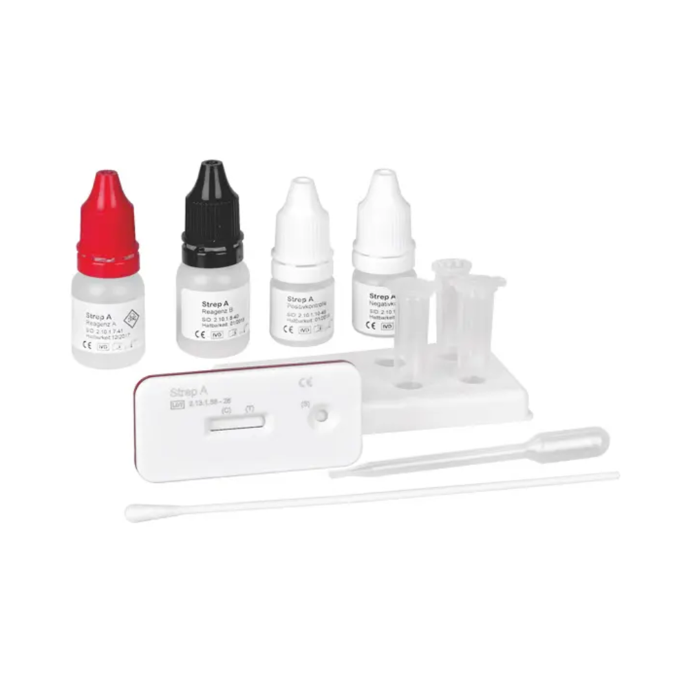 Le kit de bandelettes de test Cleartest Strep A de Servoprax GmbH contient quatre flacons de réactifs, une cassette de test, une pipette, un écouvillon pour prélèvement pharyngé et un support. Les flacons sont équipés de bouchons rouges, noirs et deux blancs. Le kit est disposé de manière claire sur un fond blanc immaculé.