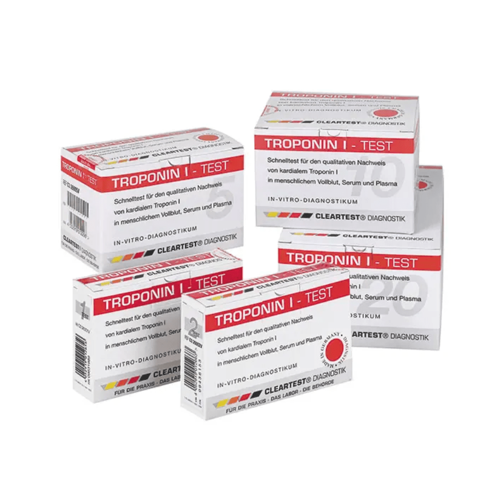 Cinq boîtes du test d'infarctus Cleartest® Troponin I Sang Total de Servoprax GmbH sont disposées ensemble. L'emballage est principalement blanc avec des accents rouges et contient des textes sur le diagnostic in vitro et la marque Cleartest, spécialisée dans le diagnostic du syndrome coronarien aigu et de l'infarctus du myocarde.