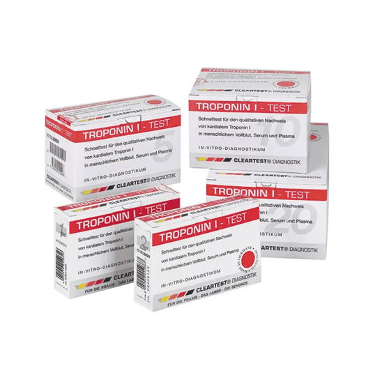 Cinq boîtes du test Cleartest® Troponine I en sang total pour le dépistage de l'infarctus, commercialisé par la société Servoprax GmbH, sont disposées les unes à côté des autres. L'emballage est principalement blanc, rehaussé de touches de rouge, et comporte des mentions relatives au diagnostic in vitro ainsi qu'à la marque Cleartest, spécialisée dans le diagnostic du syndrome coronarien aigu et de l'infarctus du myocarde.