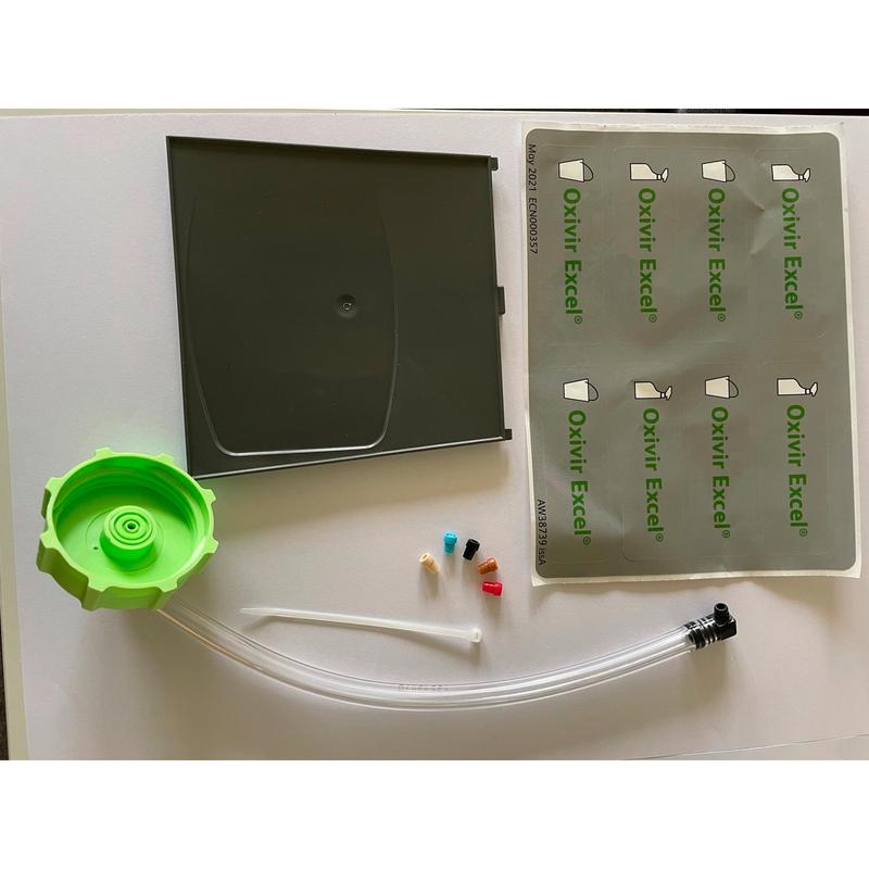 Un kit de conversion Diversey QuattroSelect JFill (pour Oxivir Excel JFill) - composé d'un bouchon vert/blanc avec tube, d'un couvercle gris, d'une feuille d'étiquetage transparente, de quatre buses de dosage colorées et d'une paille blanche - de Diversey Deutschland GmbH & Co. OHG.