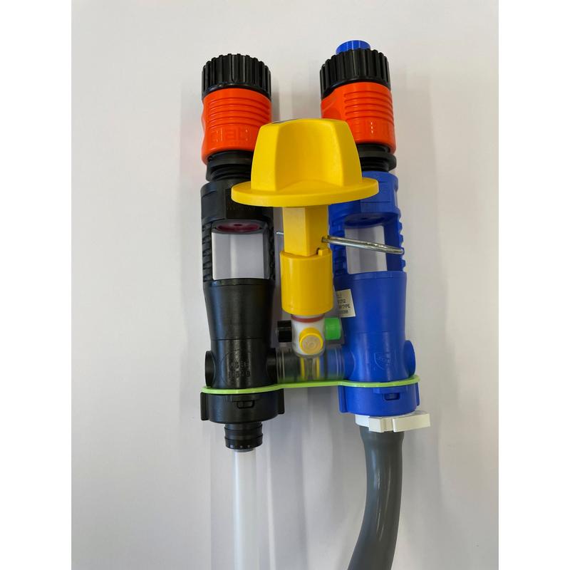 Deux injecteurs de dosage, un noir et un bleu avec une pointe orange, sont reliés par une bande verte et un capuchon jaune avec un tuyau inférieur gris. Partie du système QuattroSelect Manifold Air Gap Oxivir Excel JFill de Diversey Deutschland GmbH & Co. OHG.