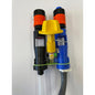 Deux injecteurs de dosage, un noir et un bleu avec une pointe orange, sont reliés par une bande verte et un capuchon jaune avec un tuyau inférieur gris. Partie du système QuattroSelect Manifold Air Gap Oxivir Excel JFill de Diversey Deutschland GmbH & Co. OHG.