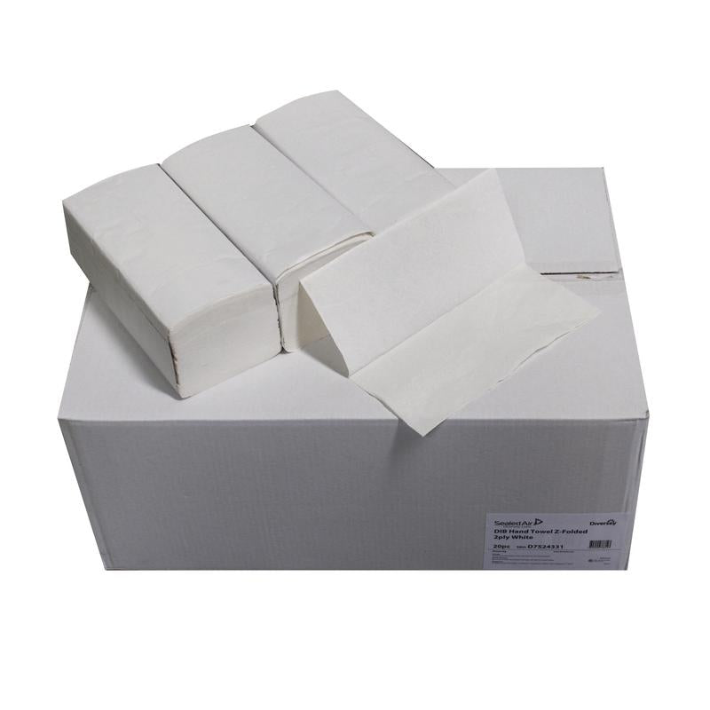 Un carton (20 paquets) de serviettes pliées Diversey V pliage 2 plis, blanc naturel, en papier recyclé, compatible avec le distributeur D1228913-idéal pour un séchage hygiénique des mains.