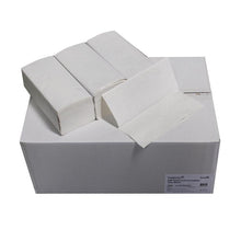 Un carton (20 paquets) de serviettes pliées Diversey V pliage 2 plis, blanc naturel, en papier recyclé, compatible avec le distributeur D1228913-idéal pour un séchage hygiénique des mains.