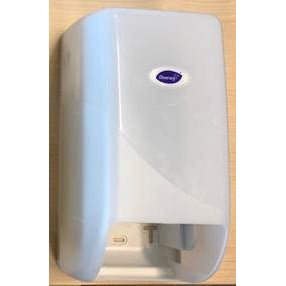 Le distributeur de rouleaux de système DI pour papier toilette de Diversey Deutschland GmbH & Co. OHG est un distributeur mural blanc avec un couvercle avant translucide et une étiquette ovale, représenté devant un fond en bois clair.