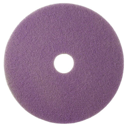 Le Twister Pad violet, rond de Diversey Deutschland GmbH & Co. OHG a été conçu pour le nettoyage d'entretien des sols durs revêtus ; il s'agit d'un pad rond avec une texture rugueuse et un trou au centre, représenté de haut en bas sur un fond blanc.