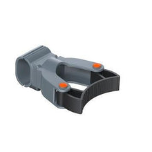 Ein 3D-gerendertes Bild des Di Protect Ovaler Handgriffhalters (1 Stk., Diversey Deutschland GmbH & Co. OHG), eines ovalen Handgriffhalters für den TASKI Protect Trolley, der für Reinigungsaufgaben konzipiert ist - grauer Kunststoff mit orangefarbenen Akzenten und geripptem Griff.