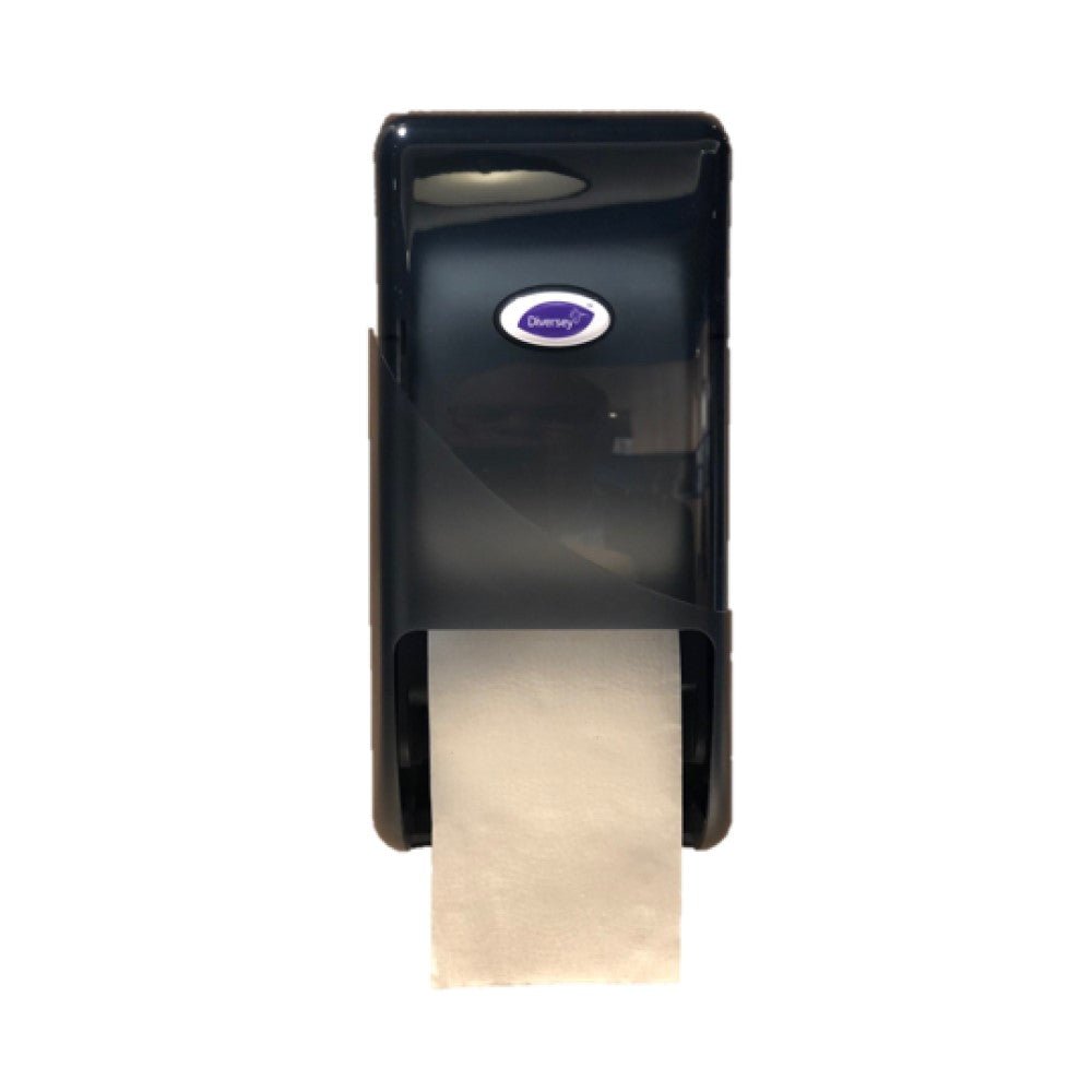 Un distributeur de rouleaux de système DI en plastique noir pour papier toilette de Diversey Deutschland GmbH & Co. OHG, monté au mur avec du papier blanc visible suspendu en dessous et un logo ovale "Diversey" sur le devant, idéal pour les toilettes publiques.