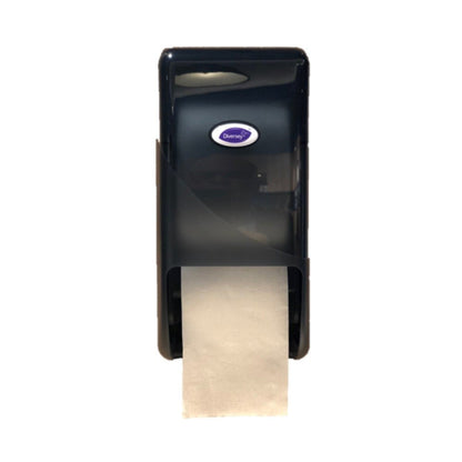 Un distributeur de rouleaux de système DI en plastique noir pour papier toilette de Diversey Deutschland GmbH & Co. OHG, monté au mur avec du papier blanc visible suspendu en dessous et un logo ovale "Diversey" sur le devant, idéal pour les toilettes publiques.