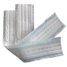 Deux vadrouilles en microfibre TASKISUM Plus rectangulaires blanches de Diversey Deutschland GmbH & Co. OHG avec des bords bleu clair sont représentées en chevauchement sur un fond blanc, avec des coutures visibles et un design plissé - idéal après le nettoyage professionnel.