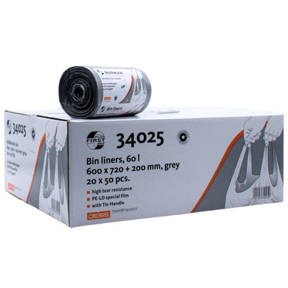 Un carton de sacs poubelle DEISS First Plus Pcr 60 litres, 34045 montre en haut un rouleau avec l'inscription « sacs poubelle, 60L, 600 x 720 + 200 mm, gris » et est fabriqué de manière neutre en carbone avec une composition de 40% de contenu PCR. Profitez de la résistance à la déchirure du film spécial PE-LD avec des poignées pratiques. L'emballage contient 20 rouleaux de 50 pièces chacun de EMIL DEISS KG (GmbH + Co.).