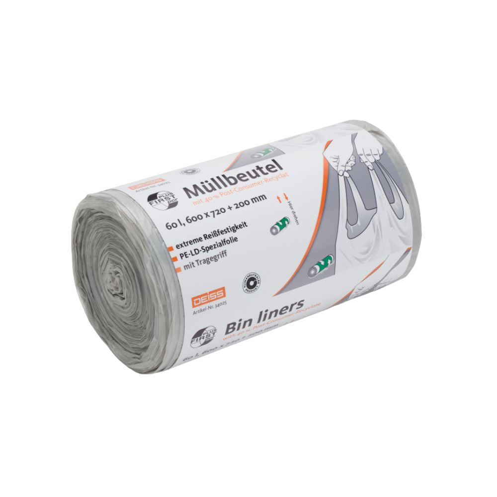 Un rouleau de sacs poubelle DEISS First Plus Pcr 60 litres, 34045 avec poignée de EMIL DEISS KG (GmbH + Co.) met en avant en écriture allemande les dimensions et la nature neutre en carbone. L'étiquette avec un symbole de poubelle contient du texte en anglais et en allemand. Ces sacs poubelle partiellement déroulés contiennent une part de 40 % de PCR et sont destinés aux utilisateurs soucieux de l'environnement.