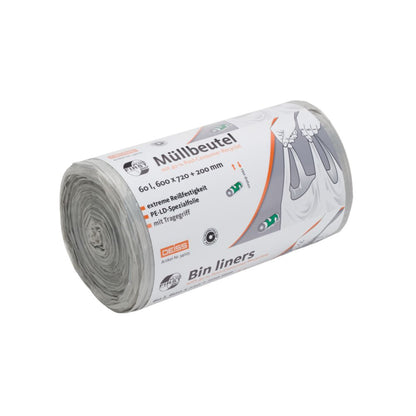 Un rouleau de sacs poubelle DEISS First Plus Pcr 60 litres, 34045 avec poignée de EMIL DEISS KG (GmbH + Co.) met en avant en écriture allemande les dimensions et la nature neutre en carbone. L'étiquette avec un symbole de poubelle contient du texte en anglais et en allemand. Ces sacs poubelle partiellement déroulés contiennent une part de 40 % de PCR et sont destinés aux utilisateurs soucieux de l'environnement.