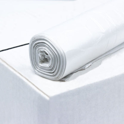 Un rouleau de sac-poubelle DEISS HDPE 80 litres, 56095, blanc de EMIL DEISS KG (GmbH + Co.) est posé sur une boîte. Le rouleau est proprement enroulé, tandis que la surface de la boîte semble lisse et propre.