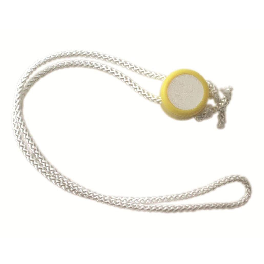 Le bouton de fermeture Novocal | Emballage (1 pièce) de Novocal est une corde tressée blanche avec une pièce en plastique circulaire jaune et blanche, illustrée sur un fond blanc simple.