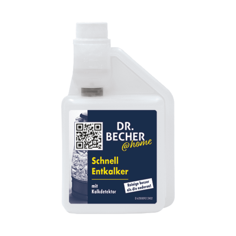 Une bouteille blanche avec l'étiquette « DR.BECHER @home Détartrant rapide | Bouteille (500 ml) ». L'étiquette montre un code QR, le nom du produit en lettres jaunes et une image d'une bouilloire. La bouteille a une mesure intégrée pour verser et promet d'être respectueuse des matériaux.