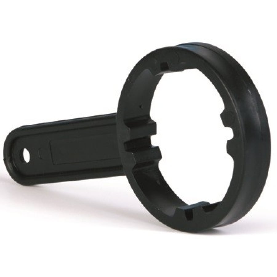 La clé de bidon Dr. Schumacher (1 pièce) de Dr. Schumacher GmbH est un outil en plastique noir avec une extrémité ronde crantée et une poignée plate, idéal pour desserrer des fixations rondes comme les boîtiers de filtres à eau. Illustré sur fond blanc.