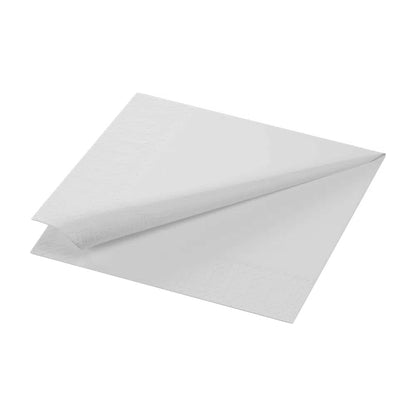 Une serviette en papier de la société Duni GmbH de dimensions 33 x 33 cm en blanc avec un pli 1/4 est posée à plat avec un coin relevé. Sa structure lisse révèle sa résistance à 2 couches.