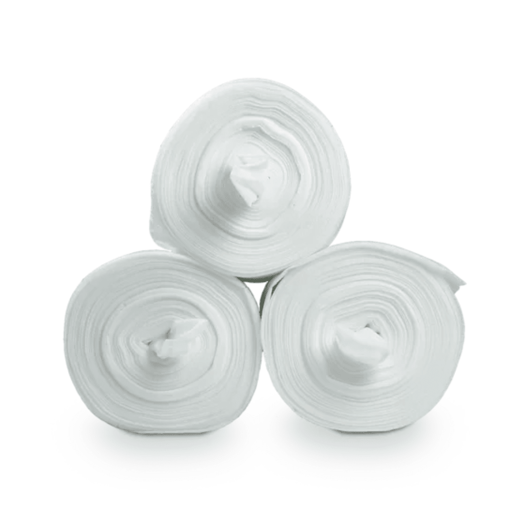 Trois grands rouleaux de tissu blanc, plus précisément des rouleaux de lingettes non tissées « Dr. Schumacher Decso Wipes RT », sont empilés en formation triangulaire sur un fond blanc uni. Chaque rouleau est bien serré et laisse apparaître son cœur creux au centre.