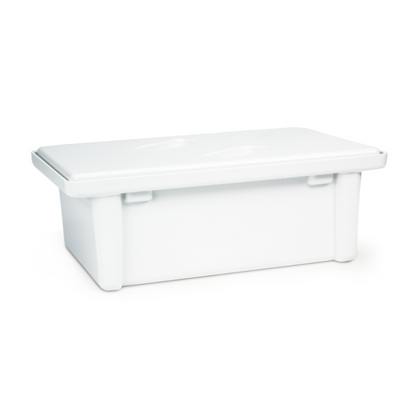 La bassine à instruments Dr. Schumacher de la Dr. Schumacher GmbH est un conteneur de stockage rectangulaire blanc en plastique avec un couvercle fixé et de courts pieds d'angle, conçu pour la désinfection des instruments médicaux. Illustré sur un fond blanc uni.